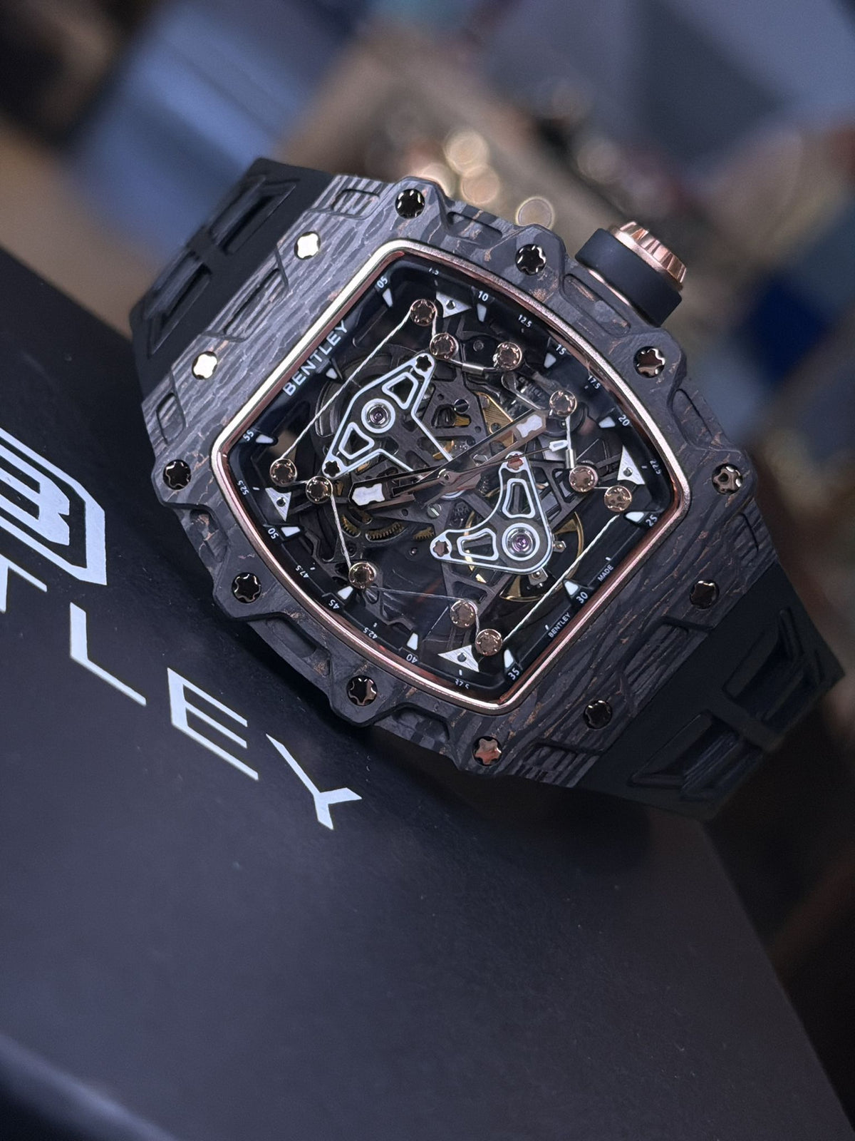 Bentley夜光碳纖酒桶形自動機械錶