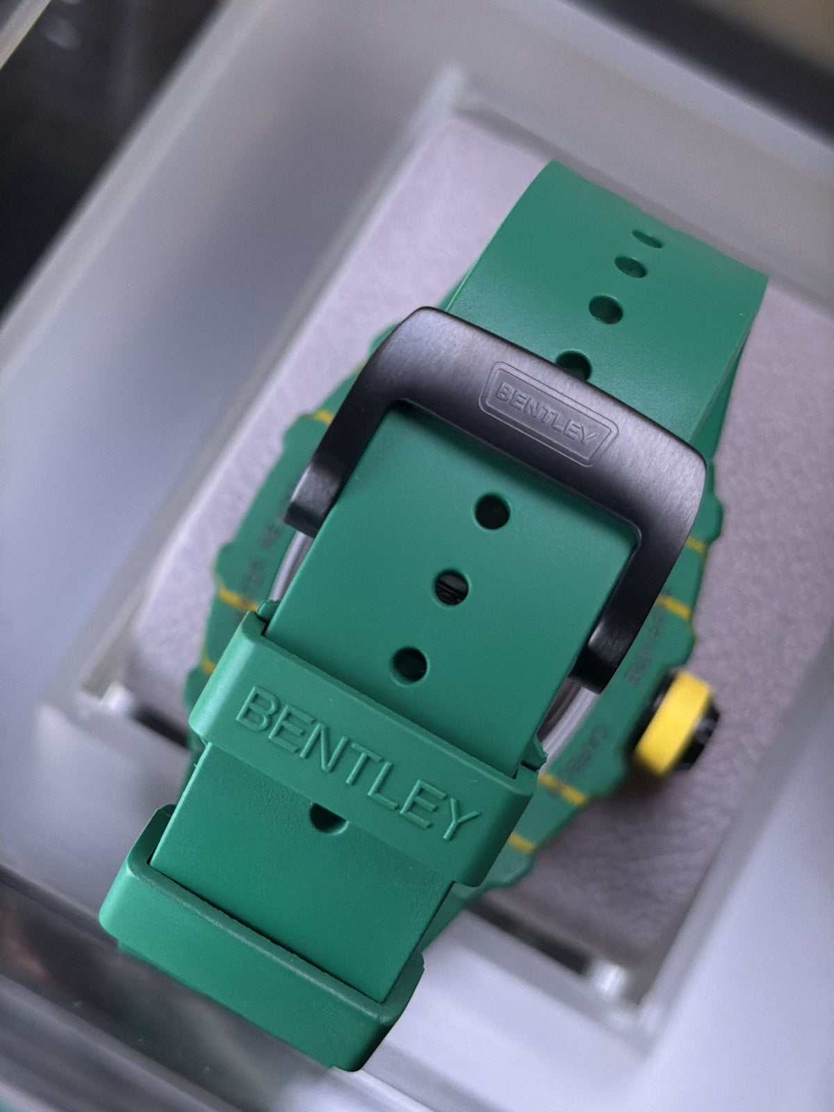 Bentley夜光碳纖酒桶形自動機械錶