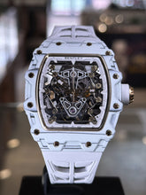 Load image into Gallery viewer, Bentley夜光碳纖酒桶形自動機械錶
