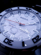 將圖片載入圖庫檢視器 DOXA Chronometer Shark 300 潛水錶新色
